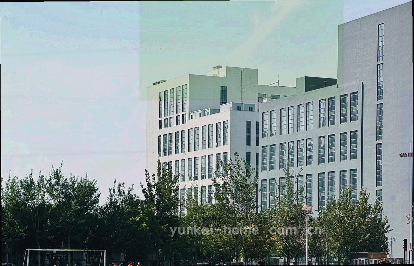 云层之上的信号塔与流动数据线构成的冷调抽象画面